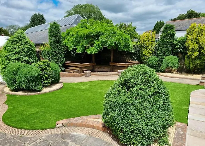 Remarkable 4-Bed Cottage In Cearleon