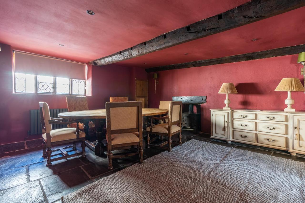 Holiday home Remarkable 4-bed In Cearleon *
