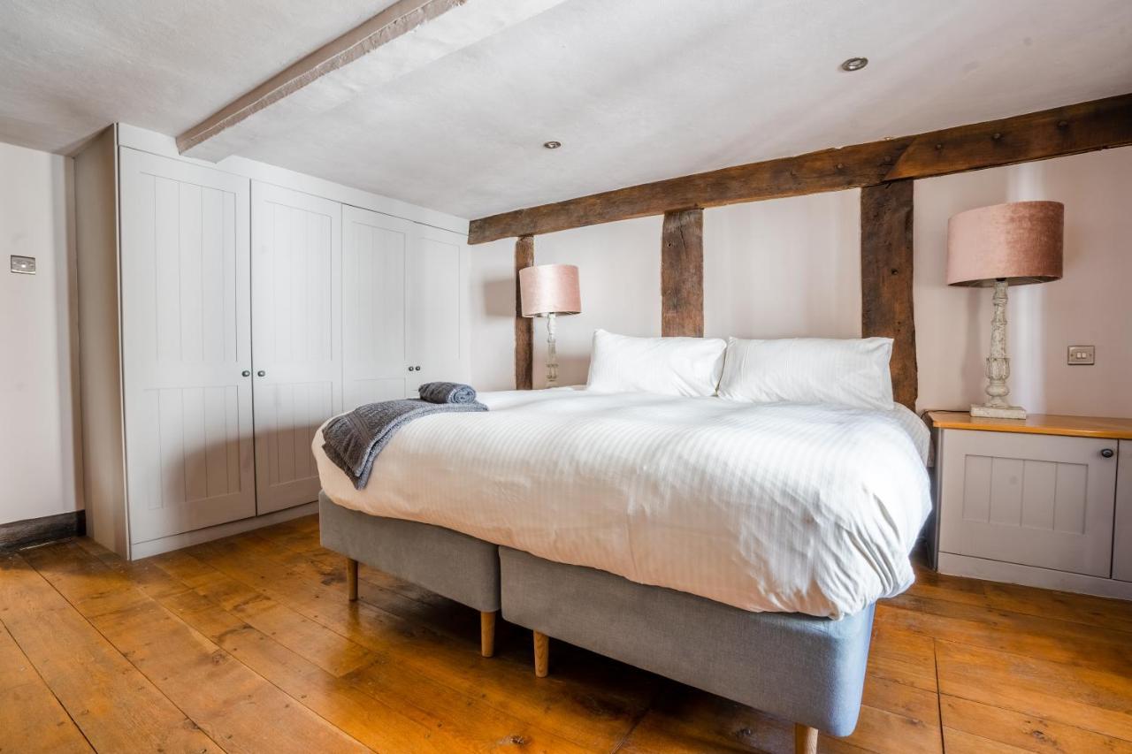 Remarkable 4-bed In Cearleon * Newport (Gwent)