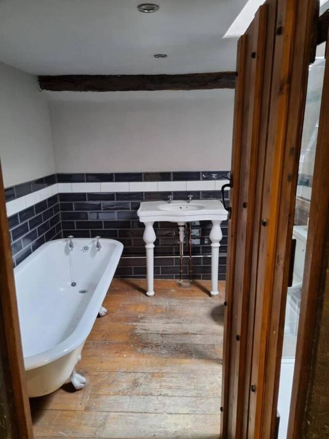 Holiday home Remarkable 4-bed In Cearleon *