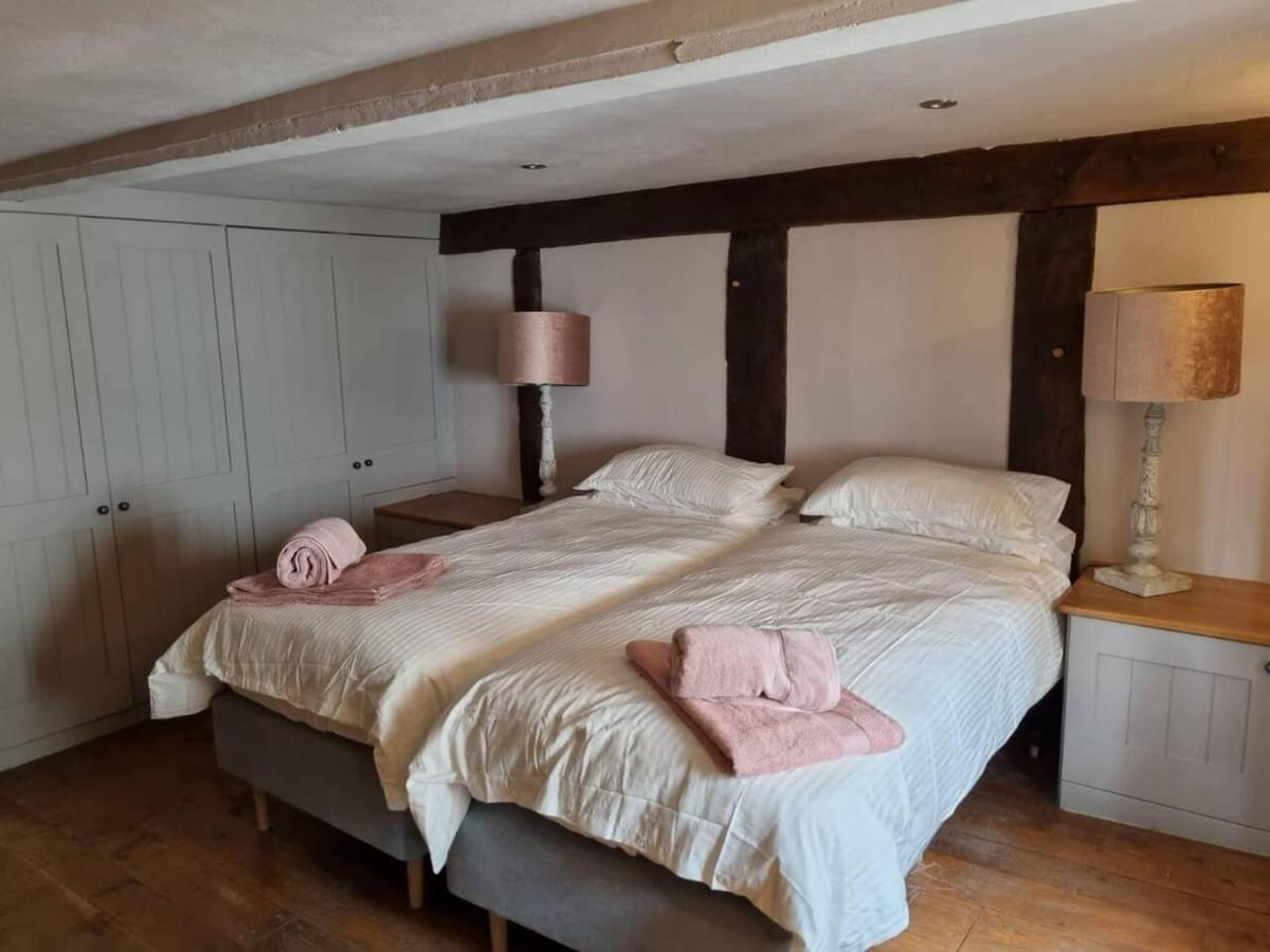 Holiday home Remarkable 4-bed In Cearleon