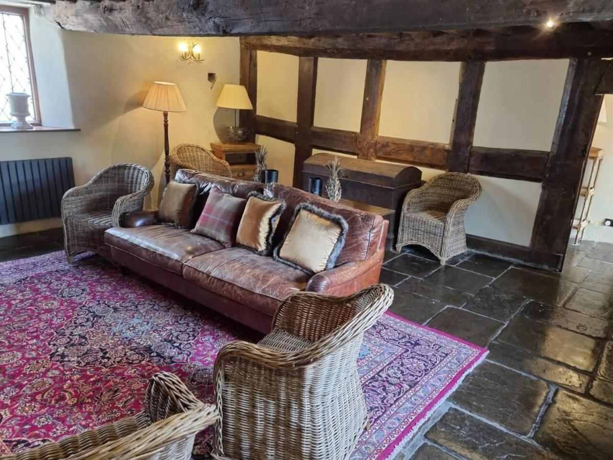 Holiday home Remarkable 4-bed In Cearleon *