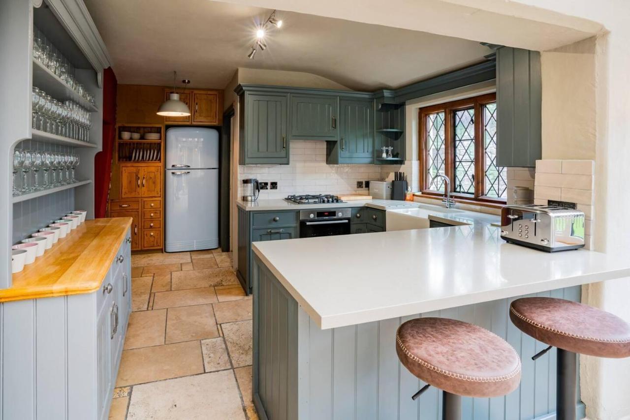 Remarkable 4-bed In Cearleon Holiday home