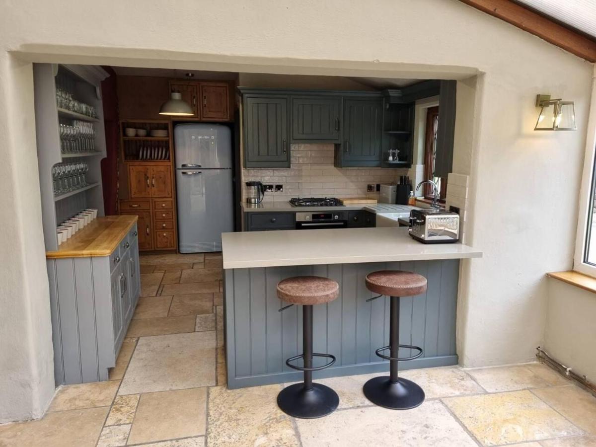 Holiday home Remarkable 4-bed In Cearleon *